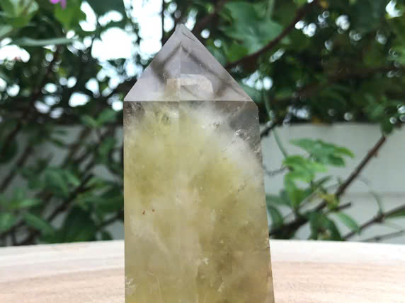 Medium size 7cm yellow quartz stone pillar with wide base